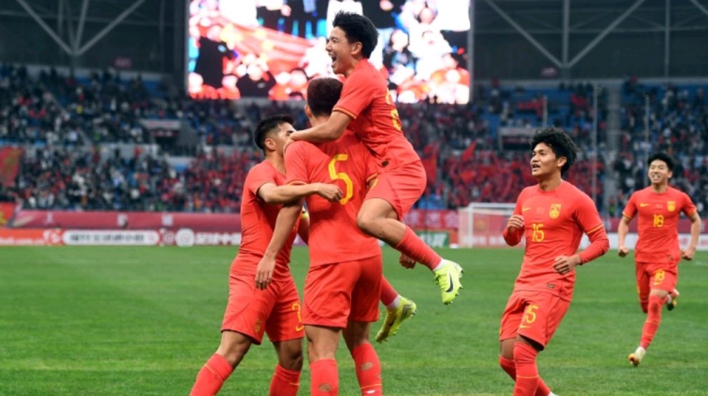 开云体育登录-足球迎来宿敌之战，恩怨再续