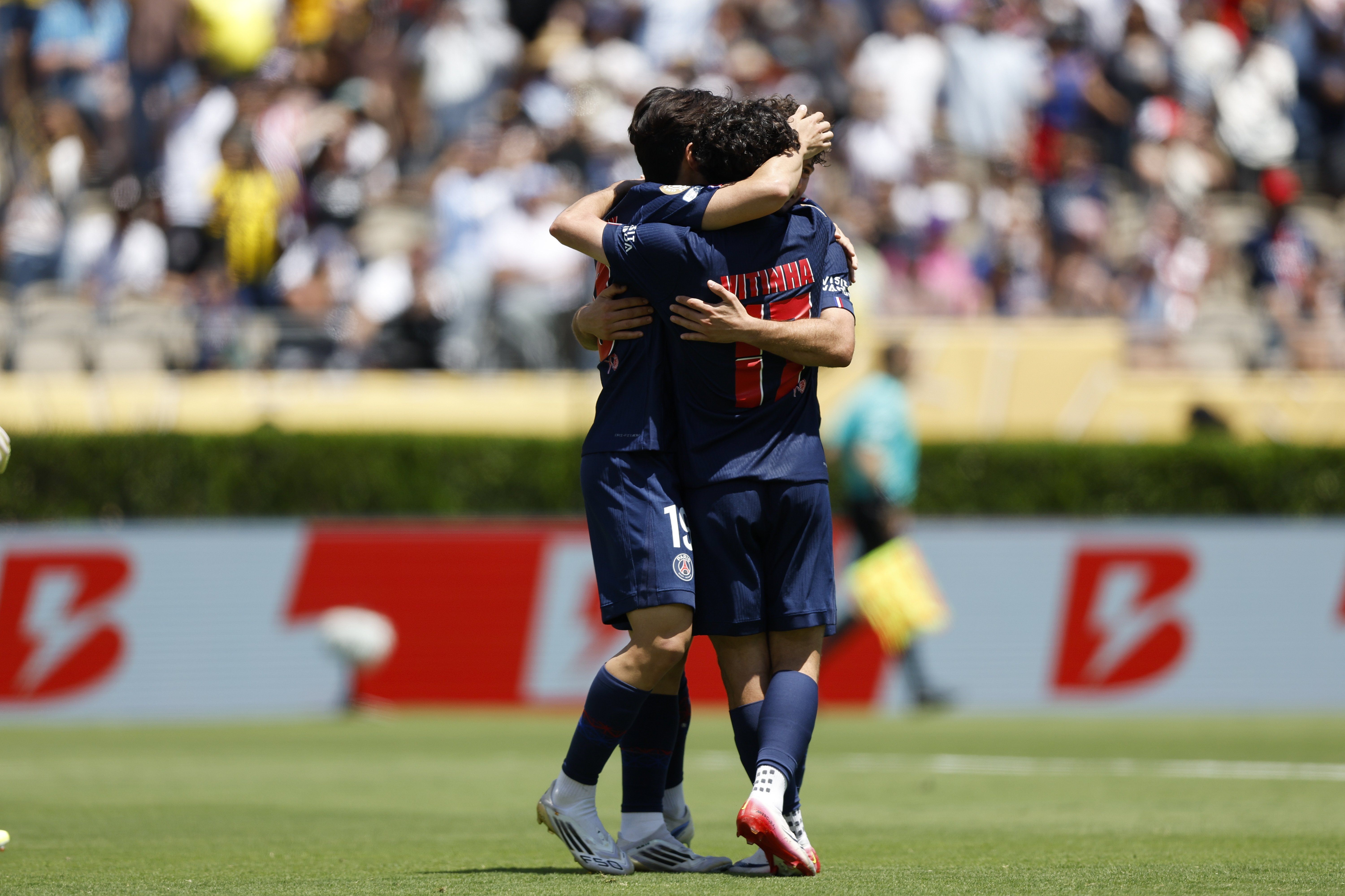 足球迎来宿敌之战，恩怨再续