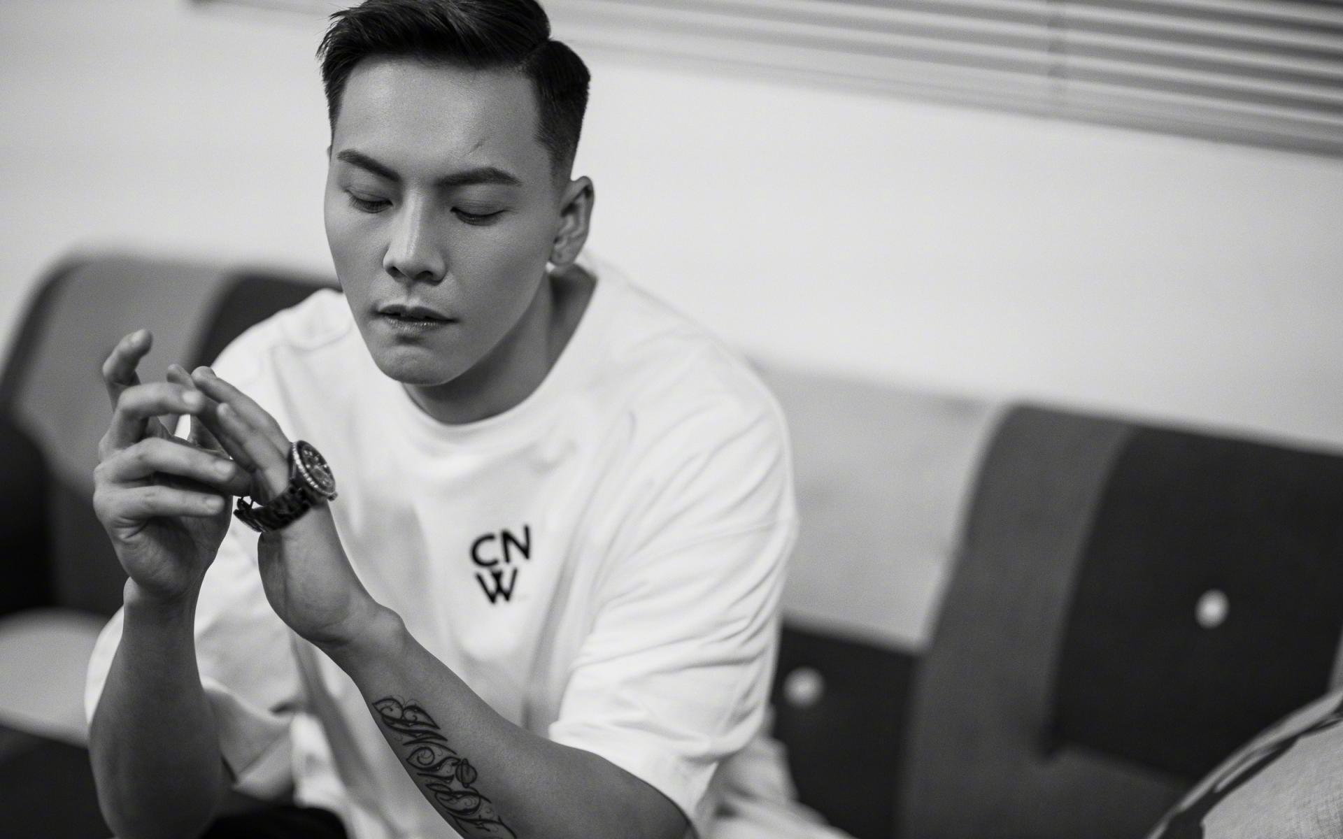 开云体育-当艺术家的笔触划过夜穹，拉文用极致个人秀在开拓者主场定义完美